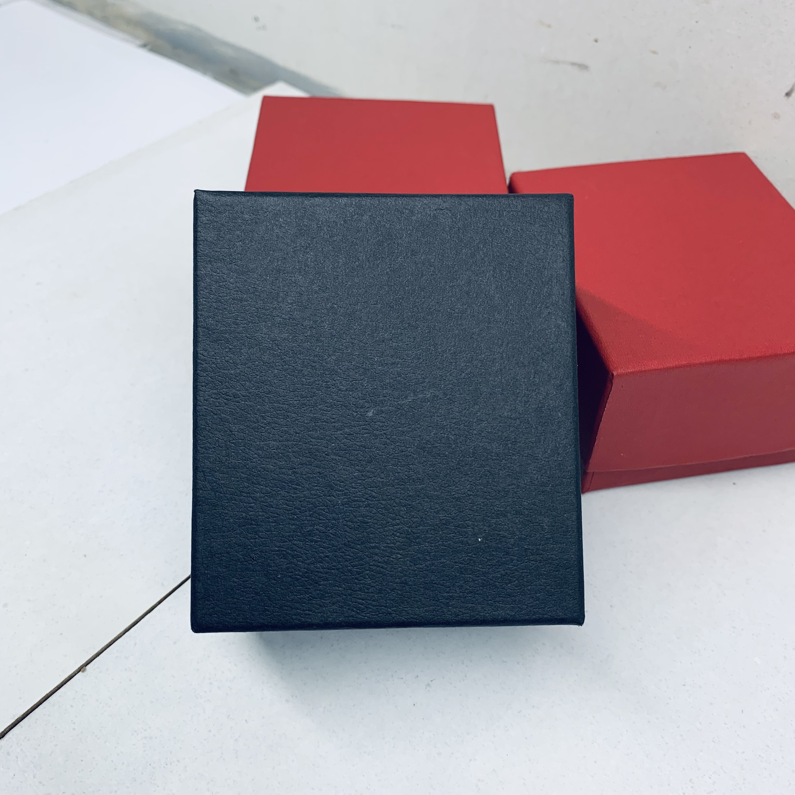 [Lấy mã giảm thêm 30%] Hộp đựng đồng hồ cứng màu đỏ V55