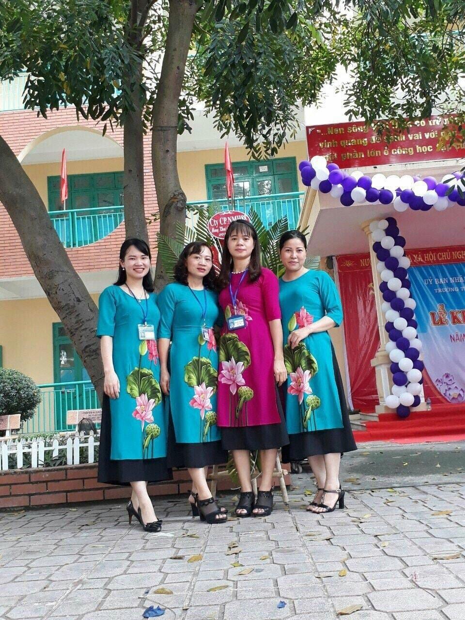 Sét áo dài cách tân liền váy hoạ tiết hoa sen