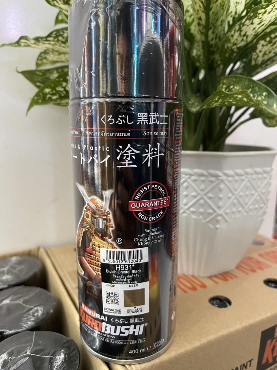 Sơn xịt Samurai Chính Hãng màu Đen Pha Lê Xanh - H931*. (400ml)
