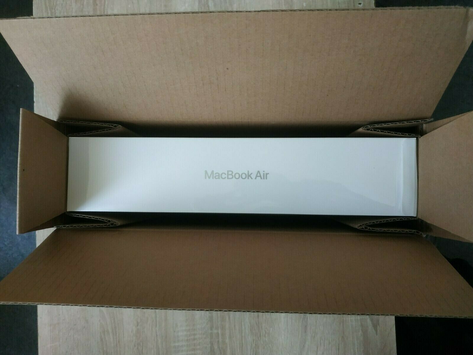 Brand New AppleMacBook Air 13" M1 chip (256 Go SSD, 8 Go RAM) - Silver