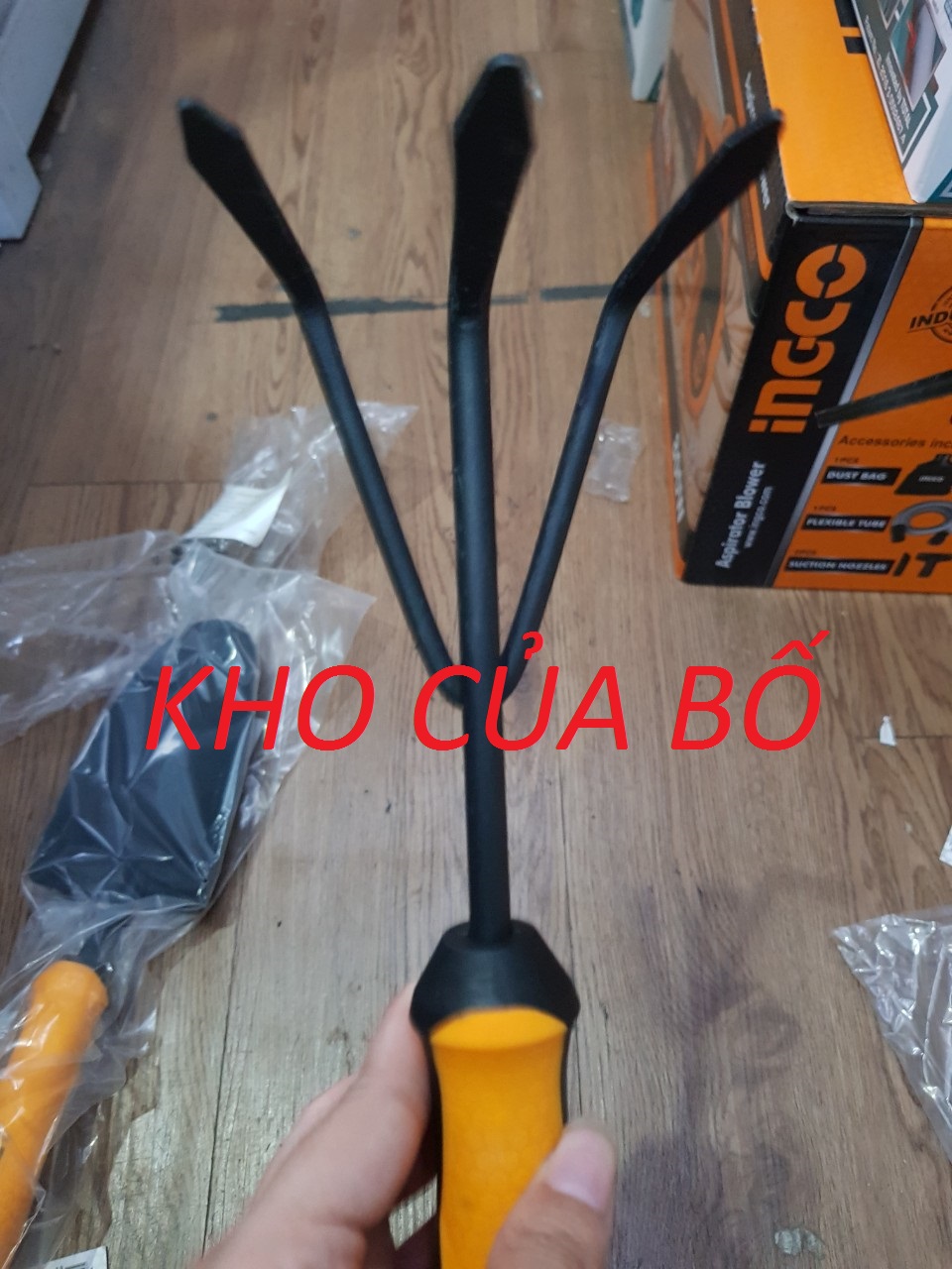 300mm Cây cào đất làm vườn INGCO HGR1008