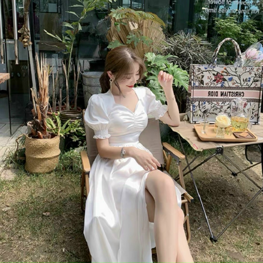 Đầm trắng nhúng ngực xẻ tà