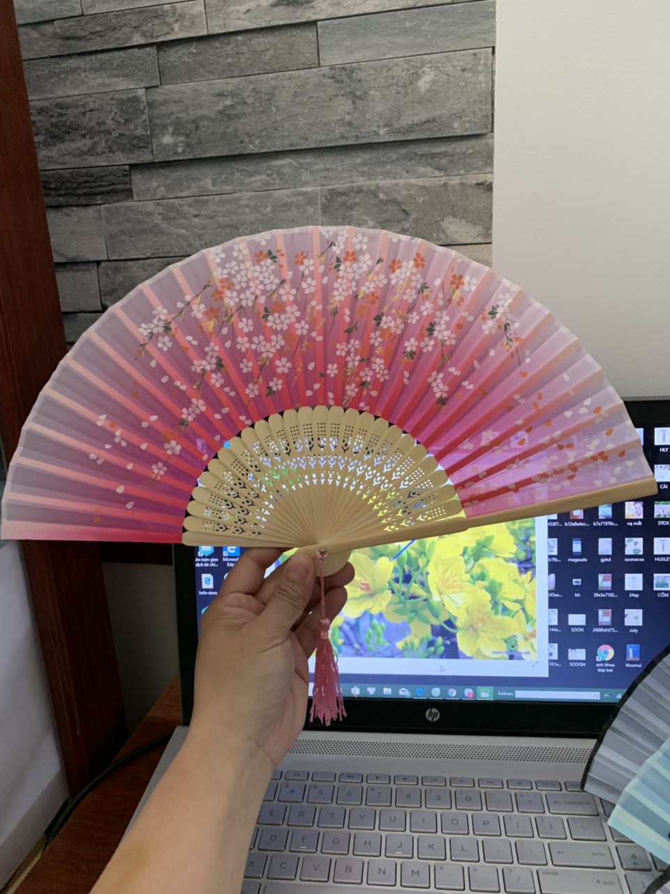 Quạt cầm tay vải lụa phối ren in hoa
