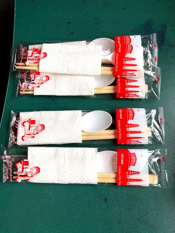 100 Bộ đồ ăn dùng một lần MUỖNG TRẮNG ( Đũa + Thìa + Tăm + Giấy ăn )
