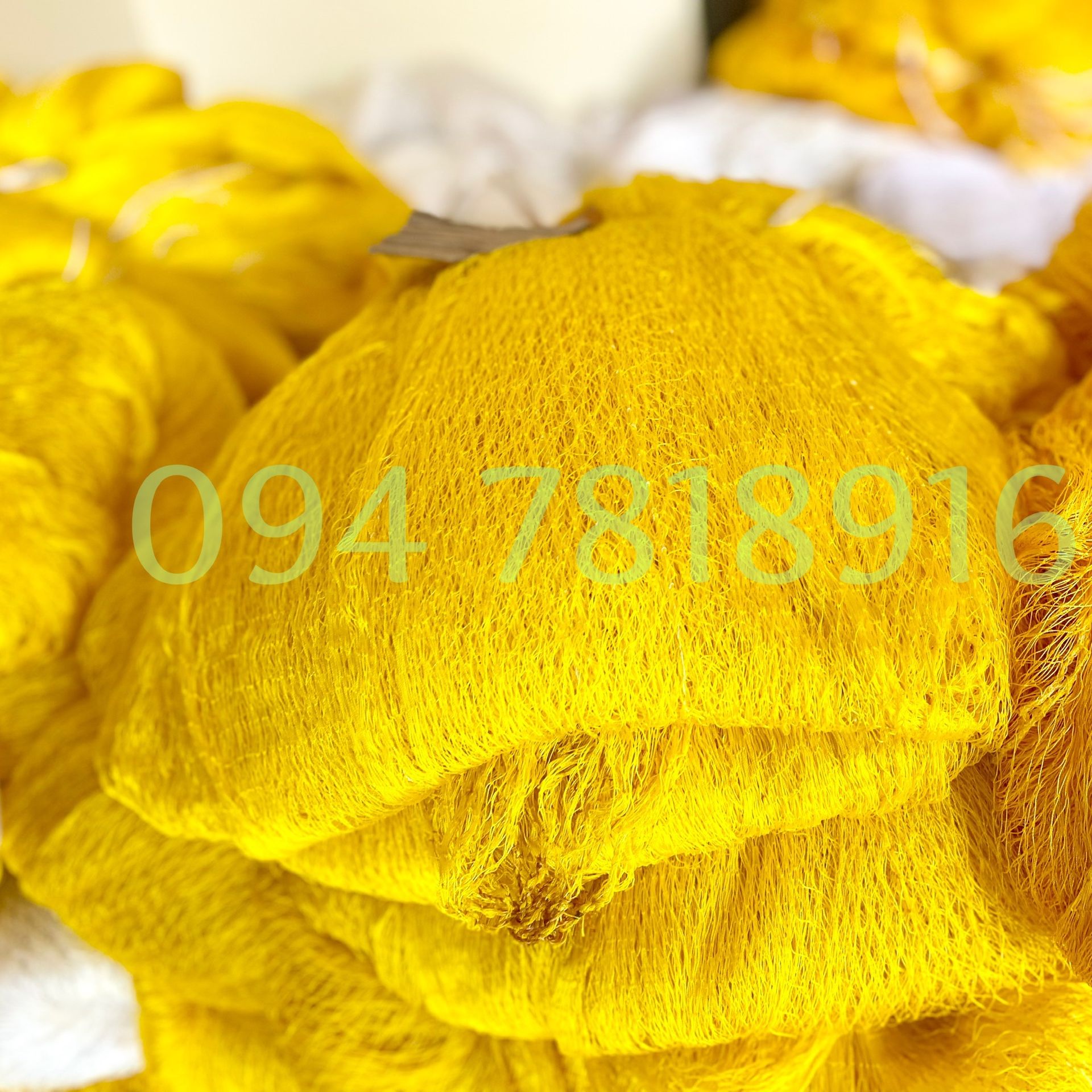Lưới bắt cá tôm tép nhỏ mắt mau màu vàng (cạnh 2m)