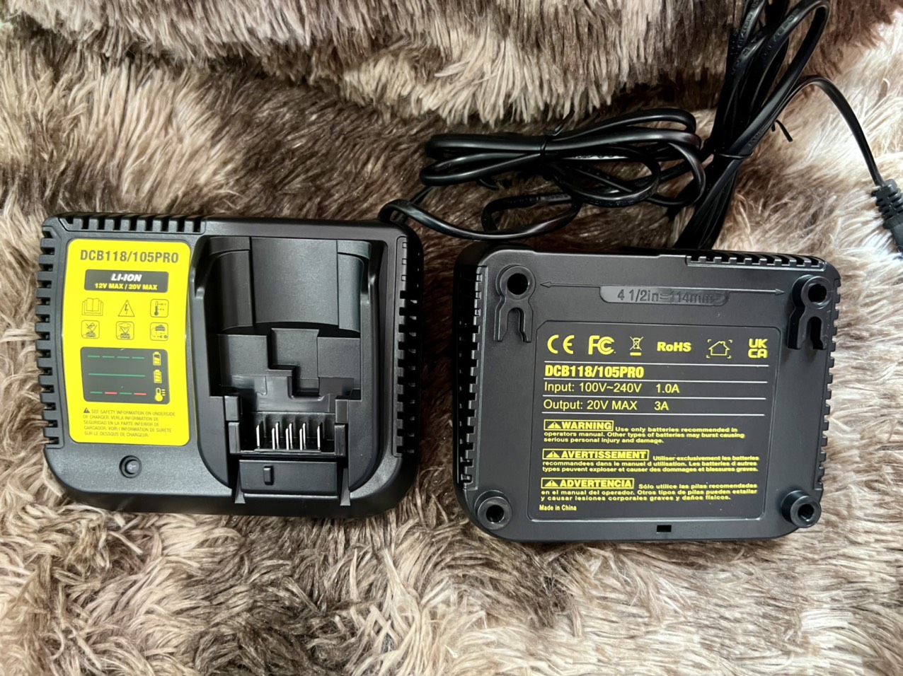 Sạc Dewalt Dcb118- 3A , Điện 220V.