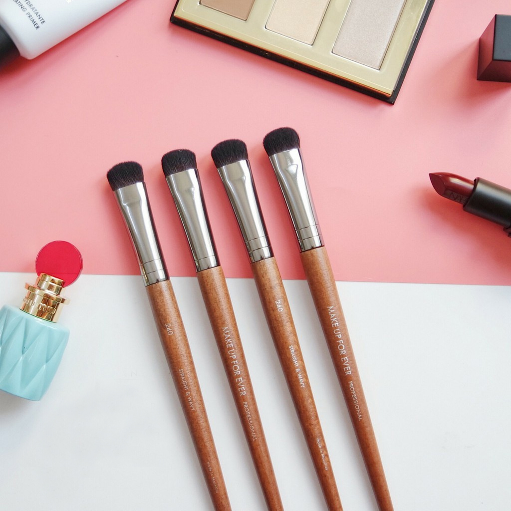 Cọ sóng mũi kem - bầu mắt kem makeup forever 240