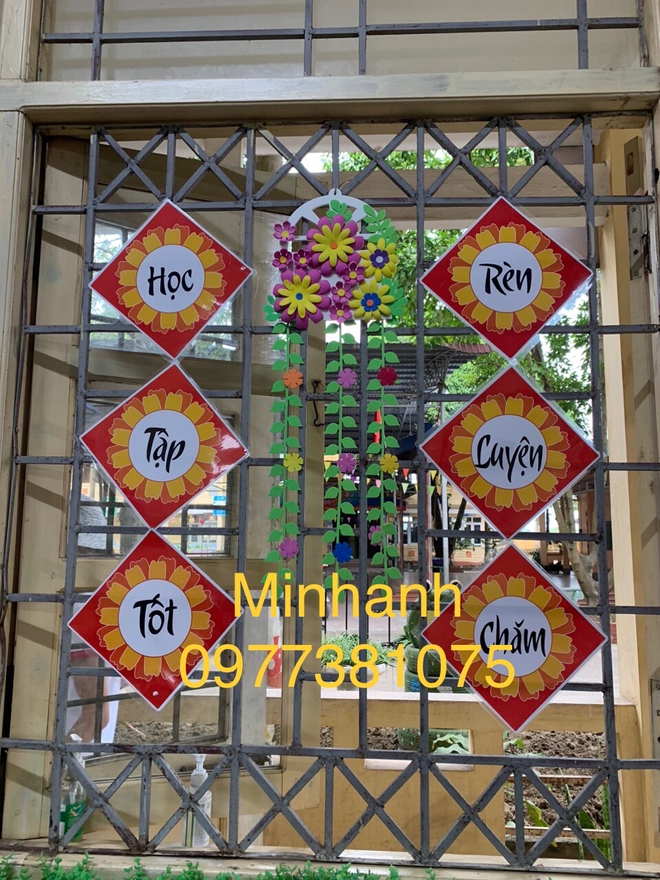 Hoa khẩu hiệu trang trí lớp học