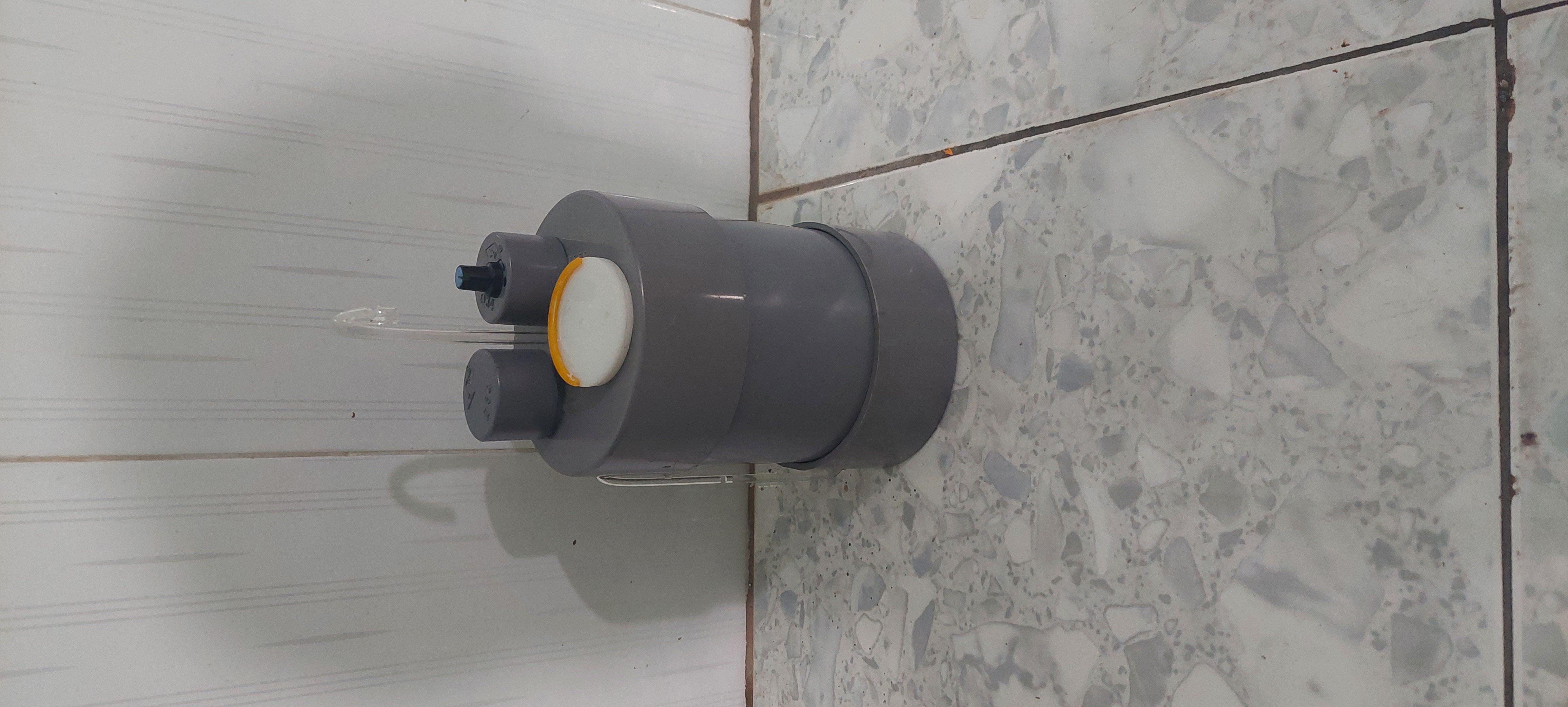 Bình rót rươu tự động không nút nhấn