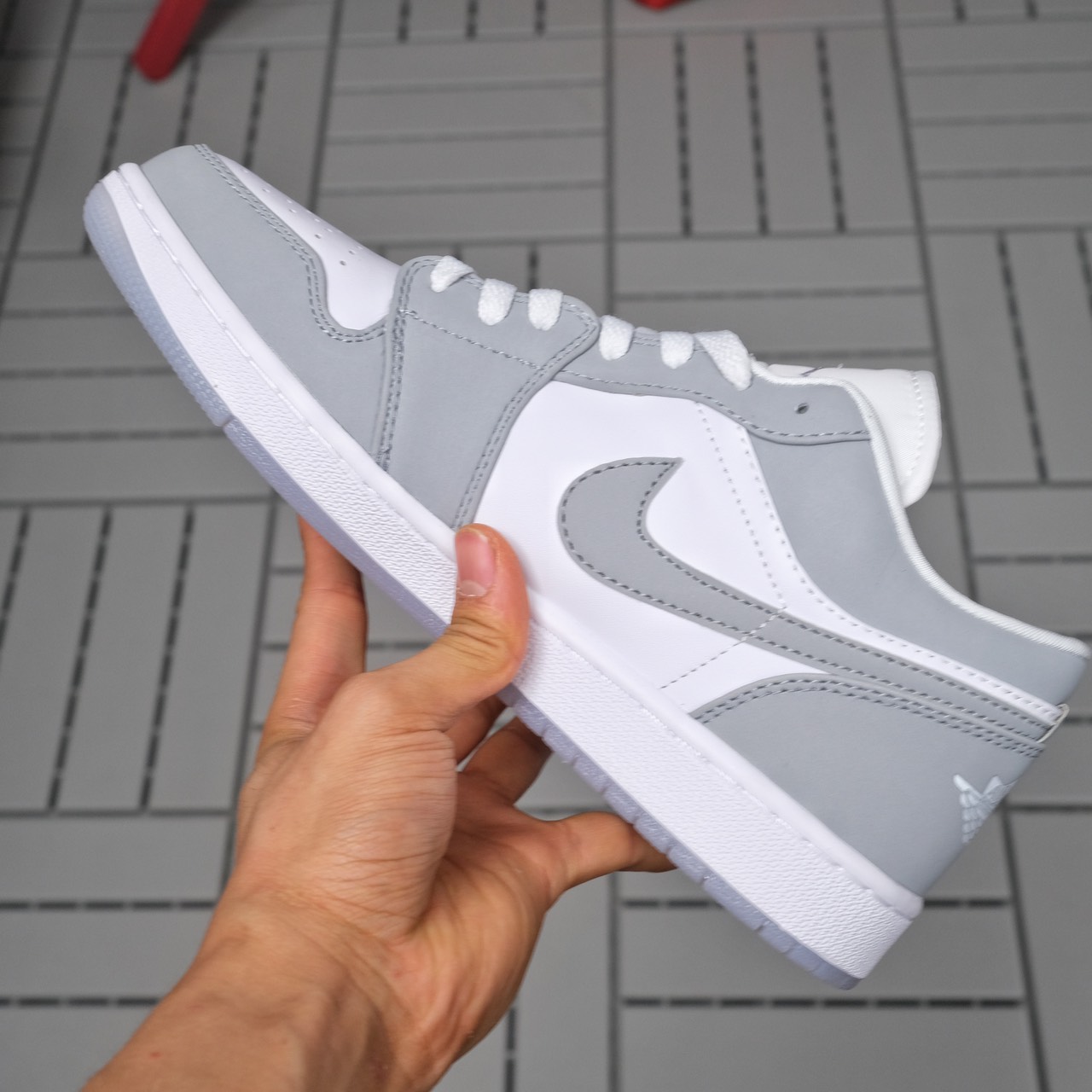 Giày thể thao Nam Nữ 𝐍𝐢𝐤𝐞  𝐀𝐢𝐫 𝐉𝐃 𝟏 𝐋𝐨𝐰 '𝐖𝐡𝐢𝐭𝐞 𝐖𝐨𝐥𝐟 𝐆𝐫𝐞𝐲' DC0774-105 [tặng vớ xịn]