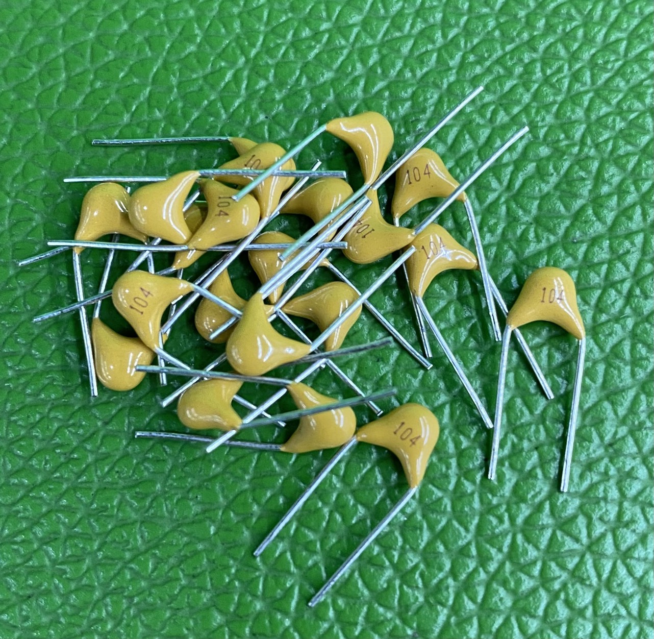 Tụ gốm vàng 104