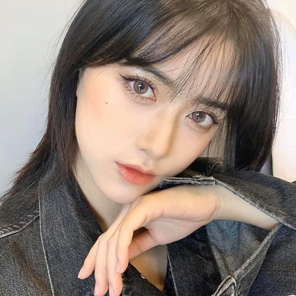 [HCM]Contact Lens Hồng Tự Nhiên Sử Dụng 1 Năm Tặng Kèm Khay Đựng