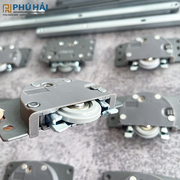 Bộ bánh xe lùa tủ áo giảm chấn Hammer 641