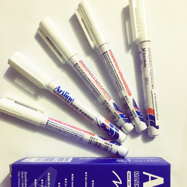 Bút vẽ lên áo Artline Marker for Fabric màu trắng