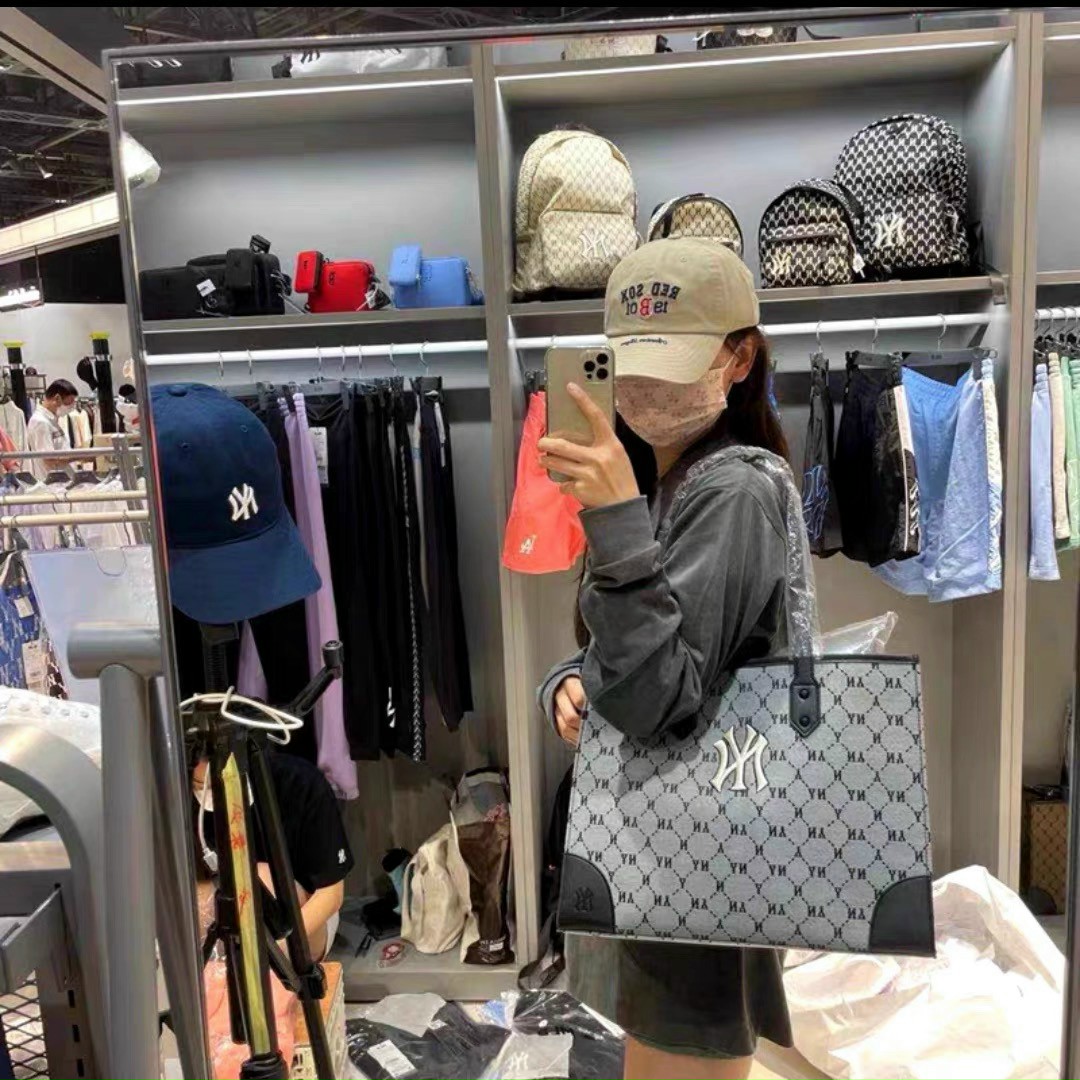 Túi kẹp nách MLB siêu hot size 39cm MR