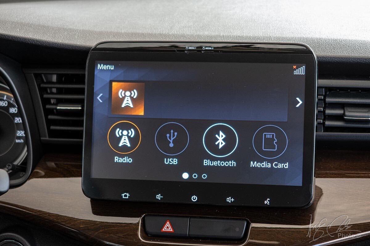 SUZUKI XL7:  Cường lực màn cảm ứng