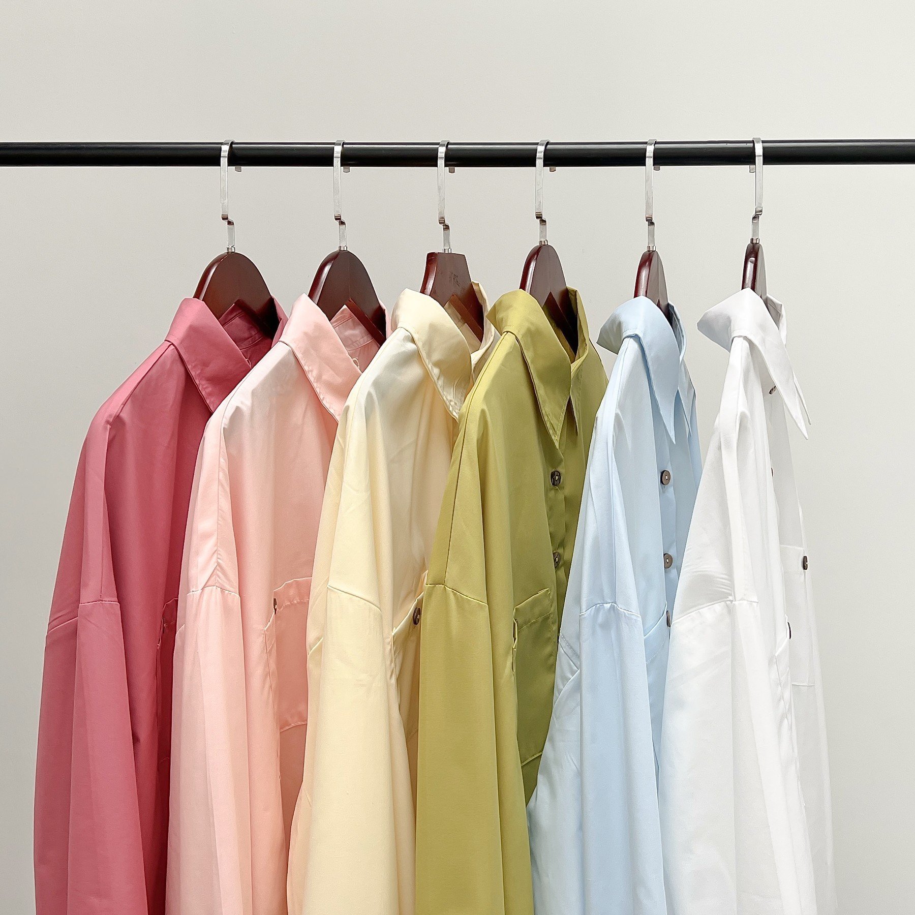 [Nhập LAZLOOK99 GIẢM 100K/500K] Áo sơ mi thô lụa onesize 2 túi cúc gỗ Button Shirt - by ufo.thebasic