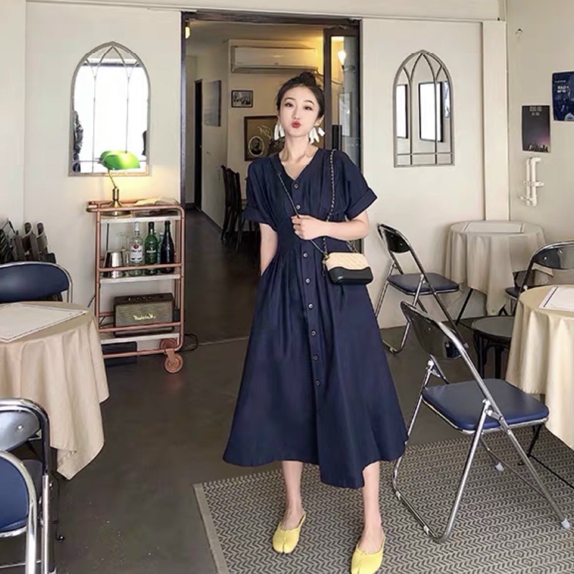 Đầm đen cổ V xếp li eo
