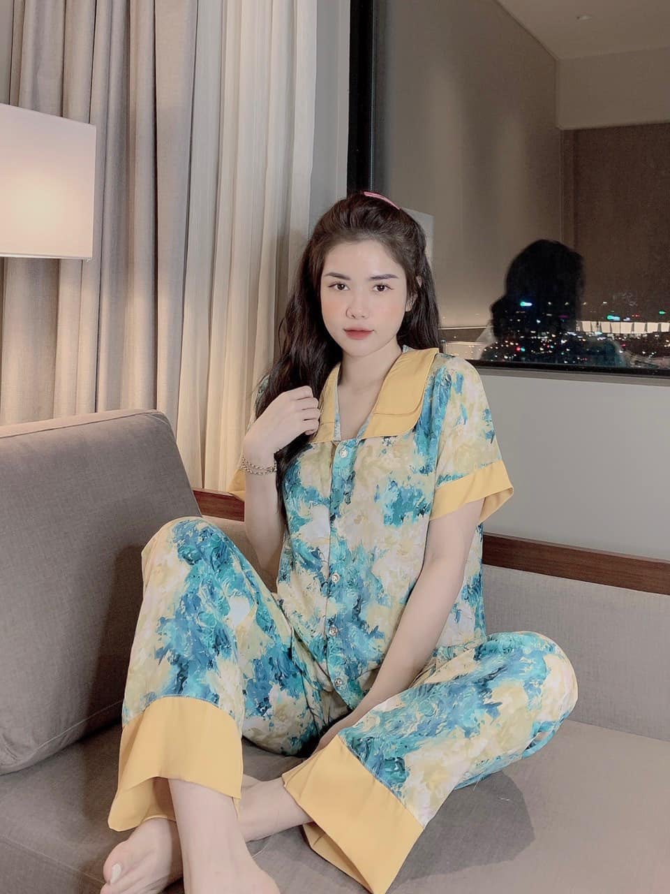 Bộ Pijama Cộc Dài Cổ Sen 2 Lá Tiểu Thư Mona Chất Lụa Mango