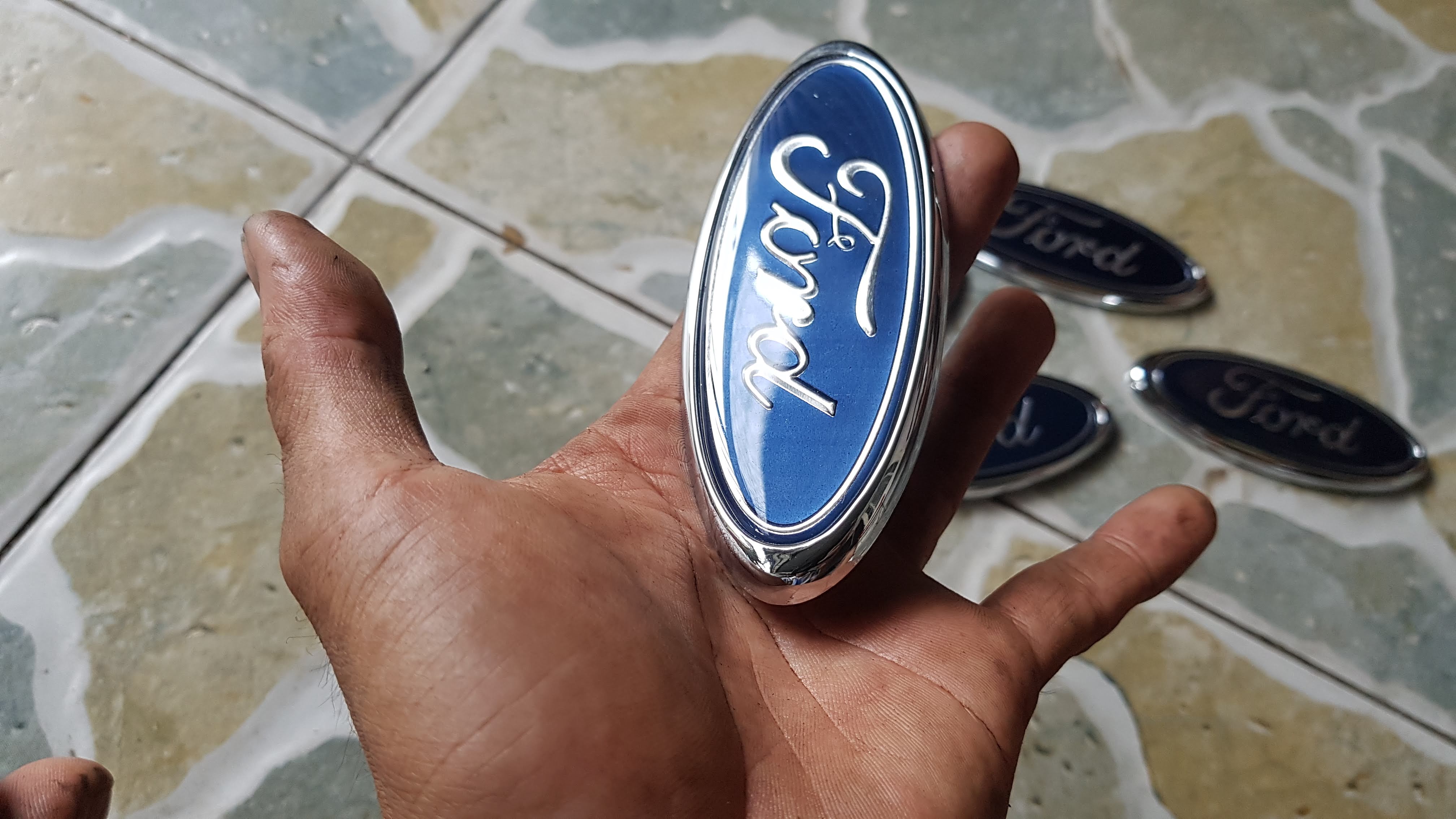 LOGO cốp sau ford laser