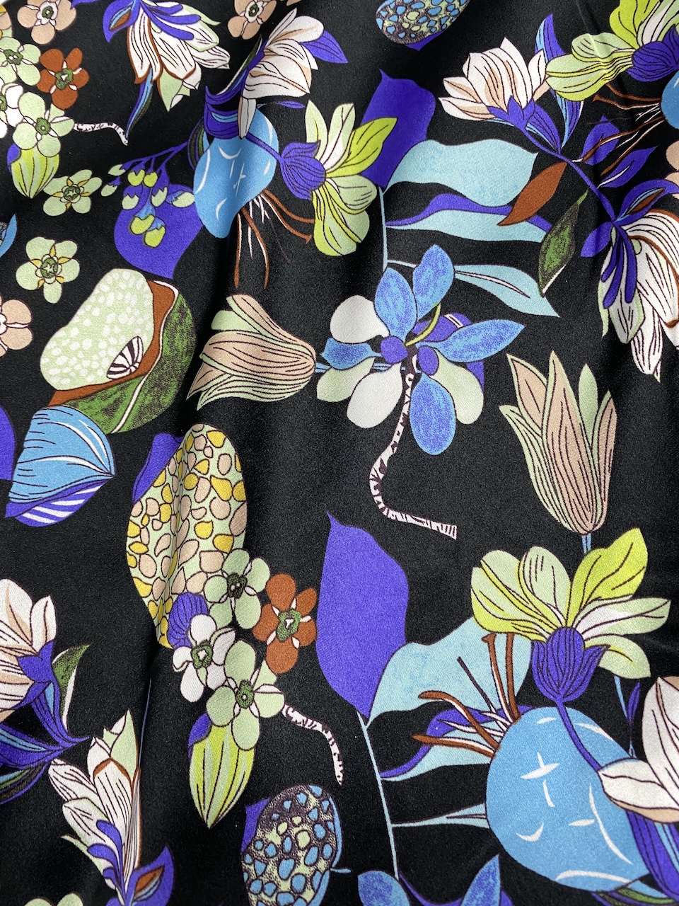 Vải lụa satin hoa nhí nền đen MS8731