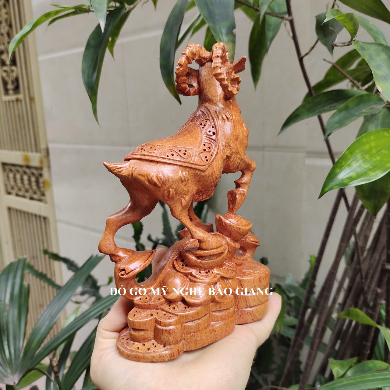 Tượng con dê gỗ hương cao 20 cm mẫu mới