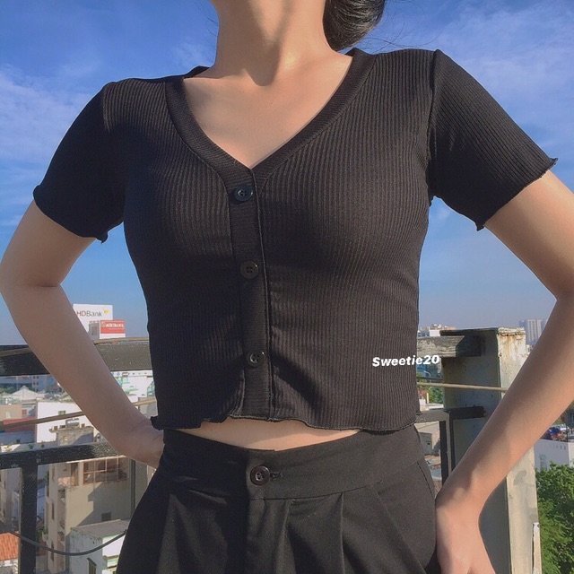 áo croptop đính 3 cúc giả thun gân