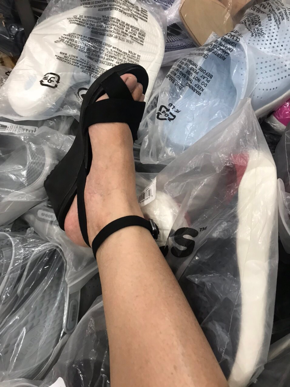SANDAL ĐẾ XUỒNG CROCS LEIGH WEDGE