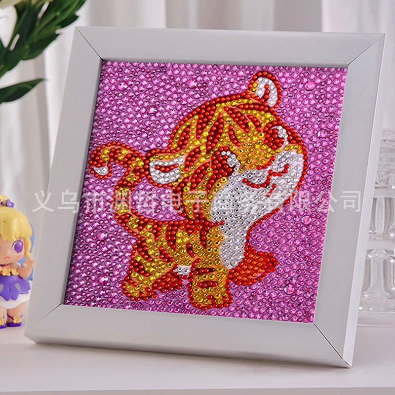 Tranh đính đá cô gái tặng kèm dụng cụ trưng bày . kích thước: 20x15