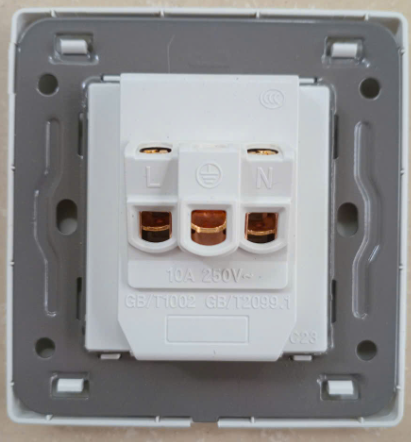 Mặt ổ cắm 5 lổ dẹp có nắp che10A 250V