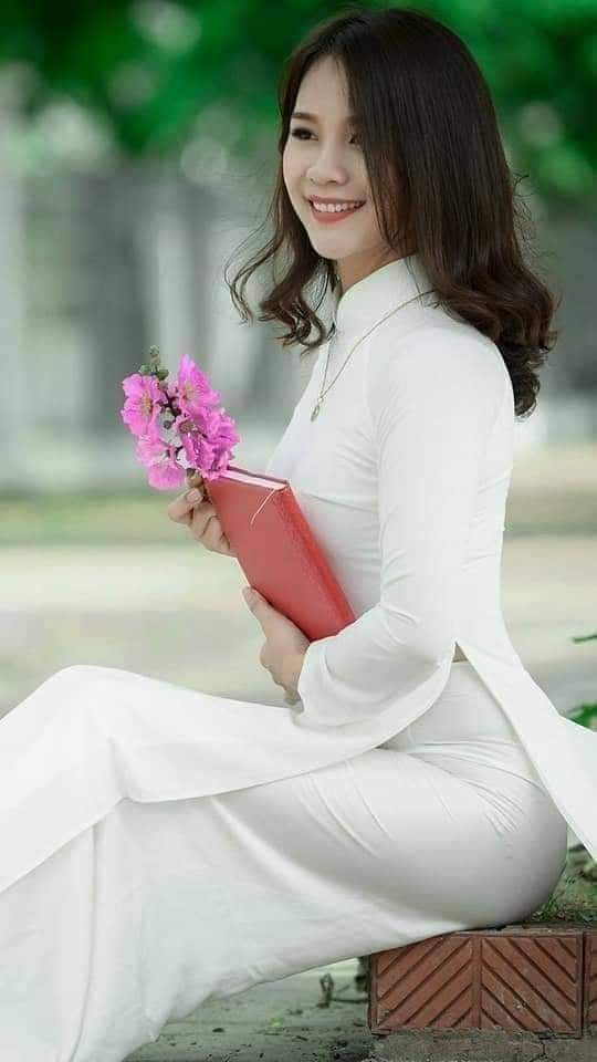 Áo dài trắng kèm quần