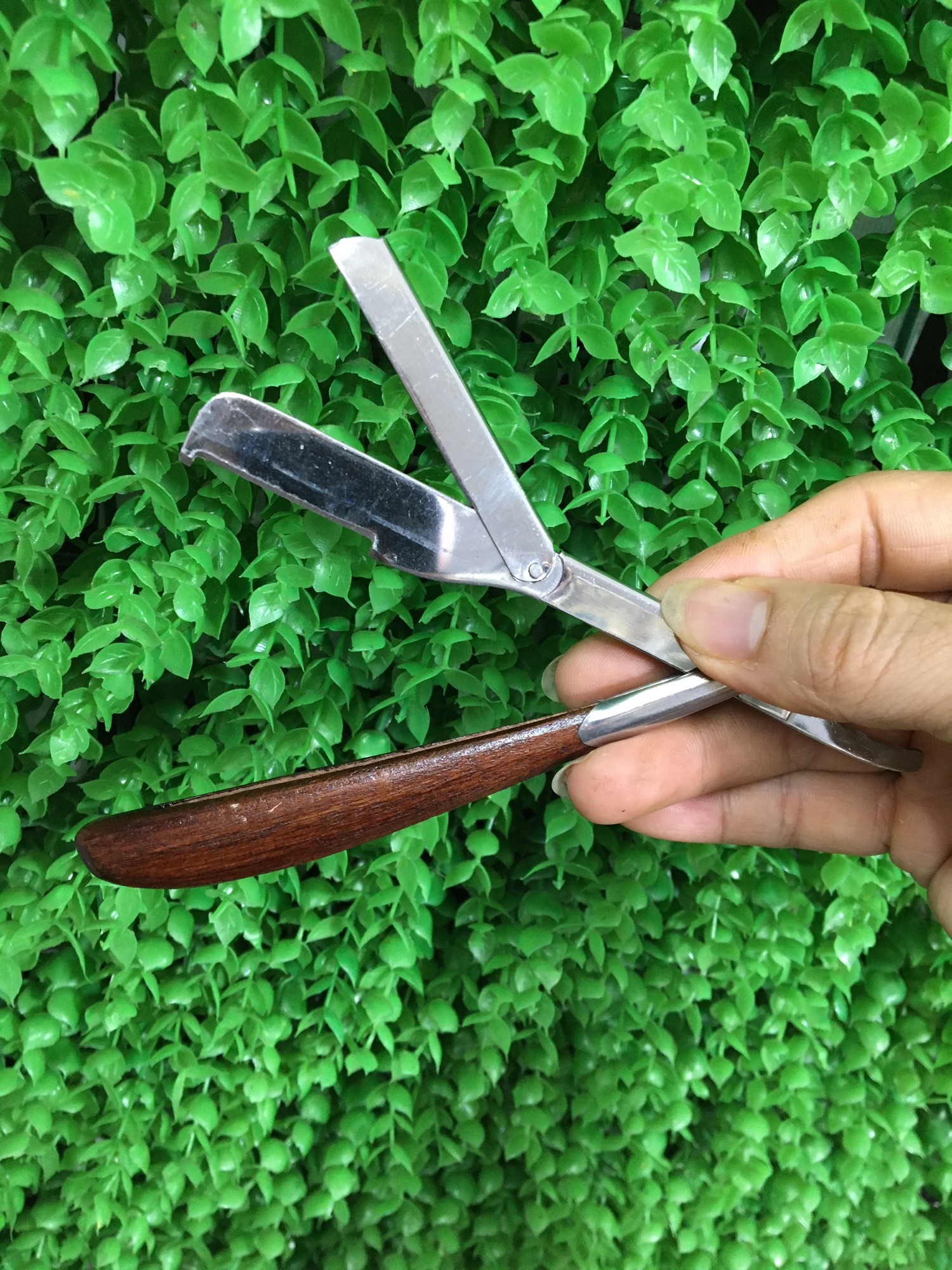 Dao cạo râu cán gỗ