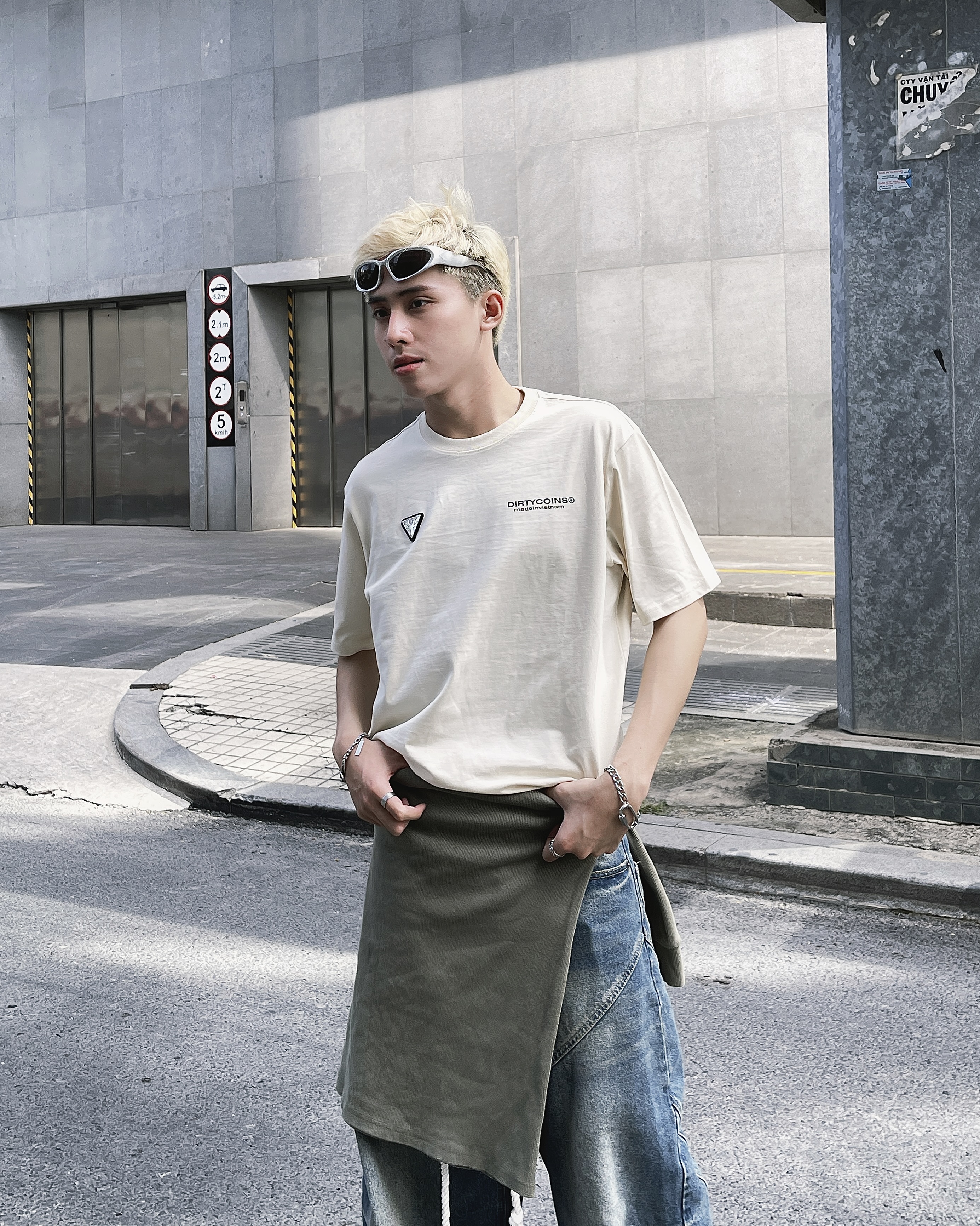 Áo Thun DirtyCoins Metal Label Regular T-shirt - Cream