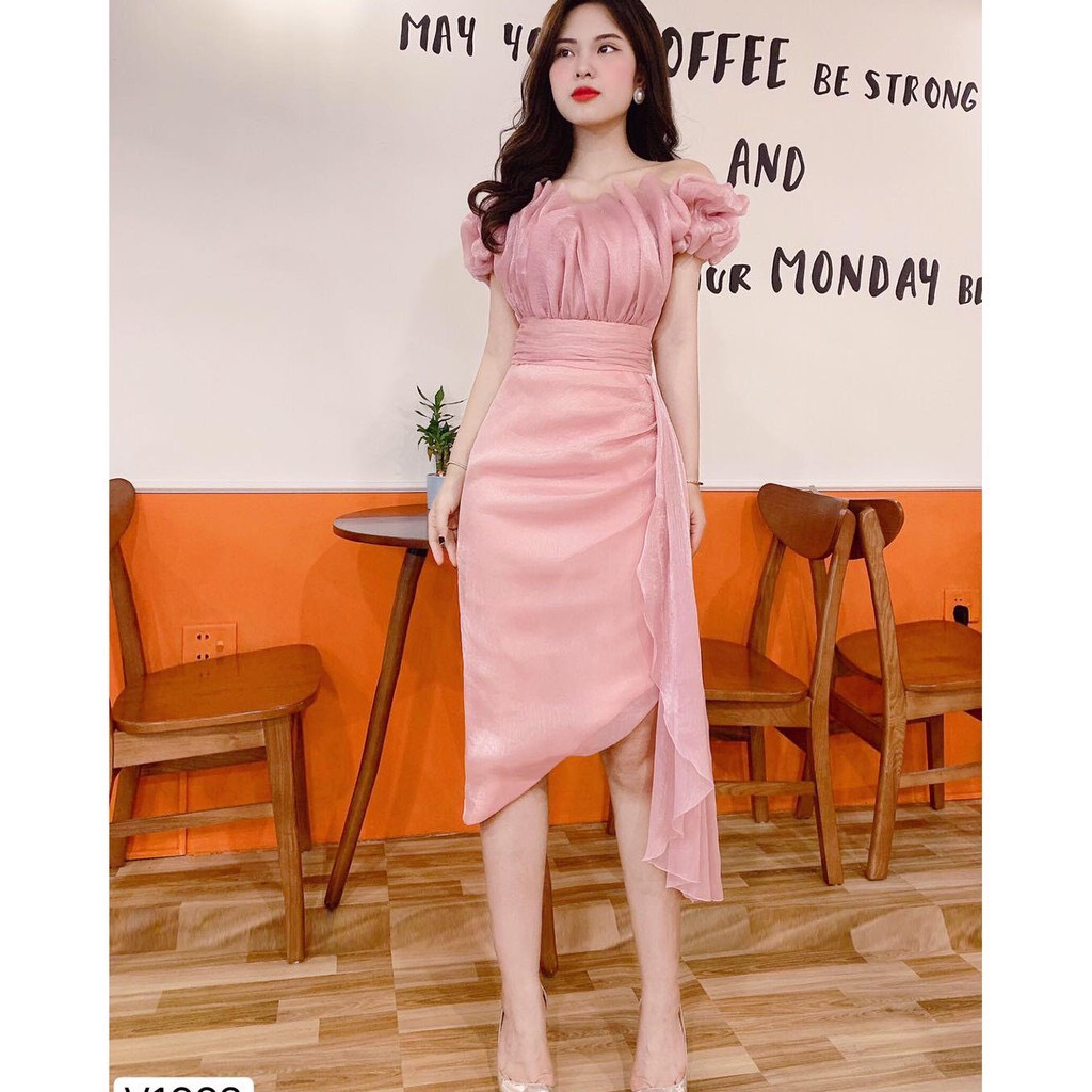 Váy body hồng trễ vai xếp li bèo eo