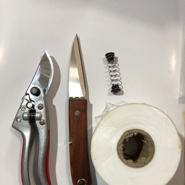 Bộ ĐỒ CẮT - GHÉP CÂY CHUYÊN DÙNG ( kéo Sada L2 , Giấy ghép 5cm, dao ghép cán gỗ) , chuyên dùng để chiết ghép cành cây