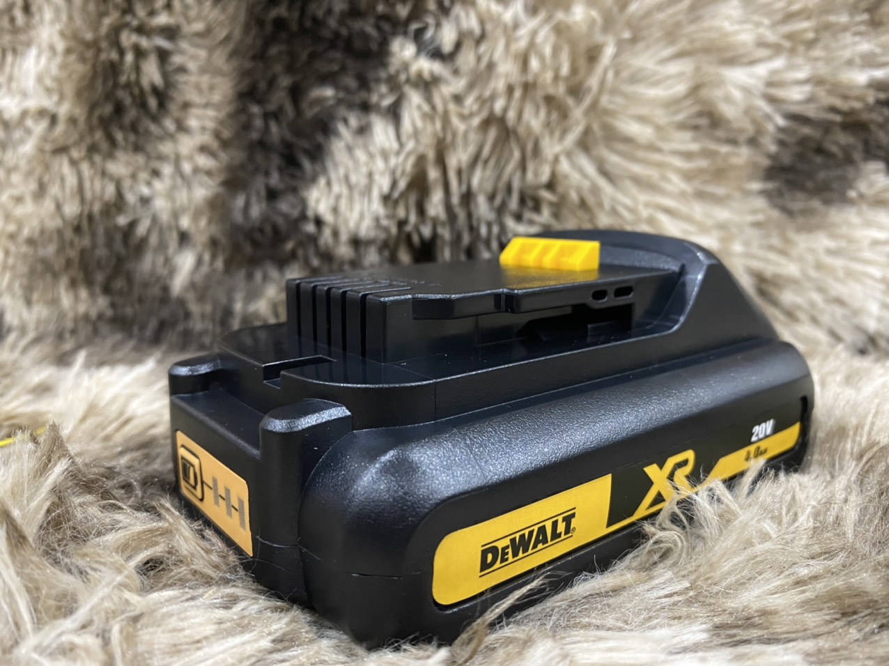Vỏ mạch dewalt 18v li-ion 1 hàng cell 21700 , có led báo, nhận sạc zin.