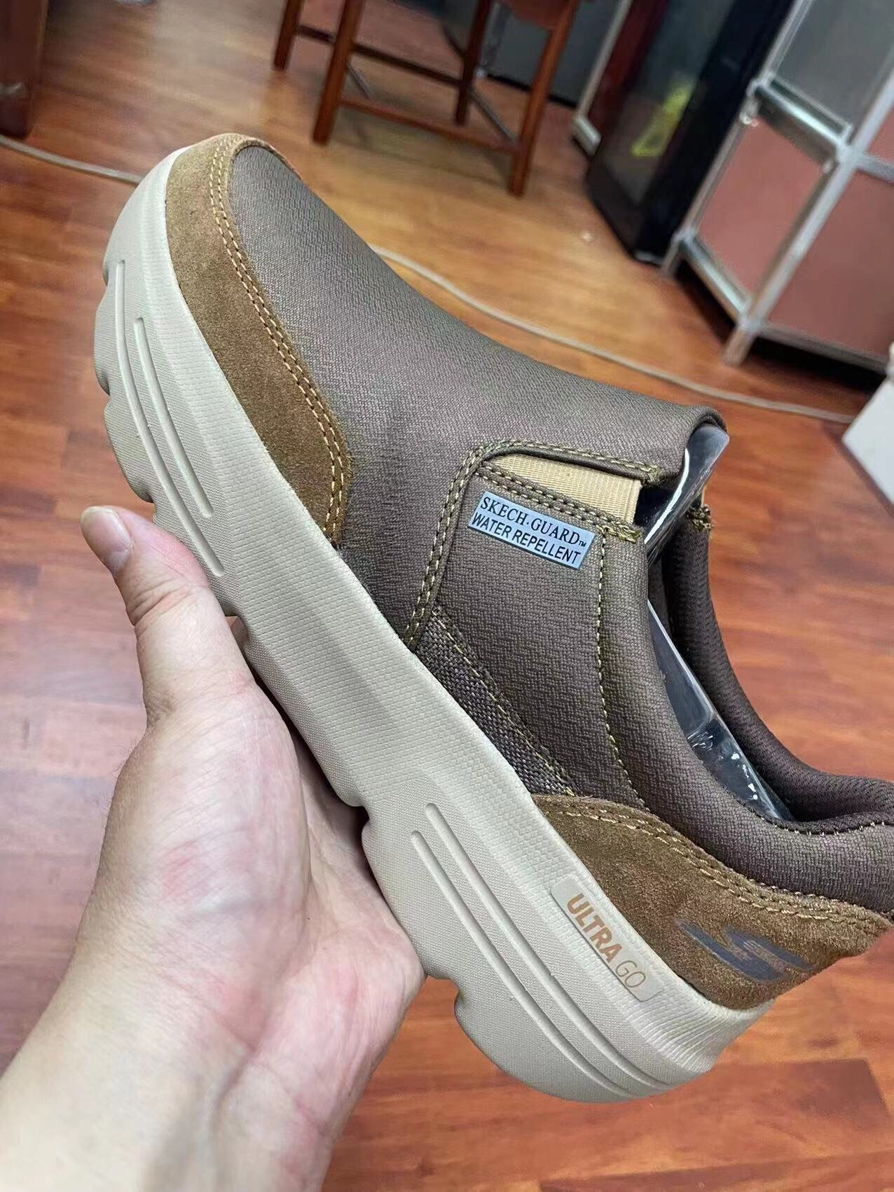 Giày thể thao nam Skechers đế cao