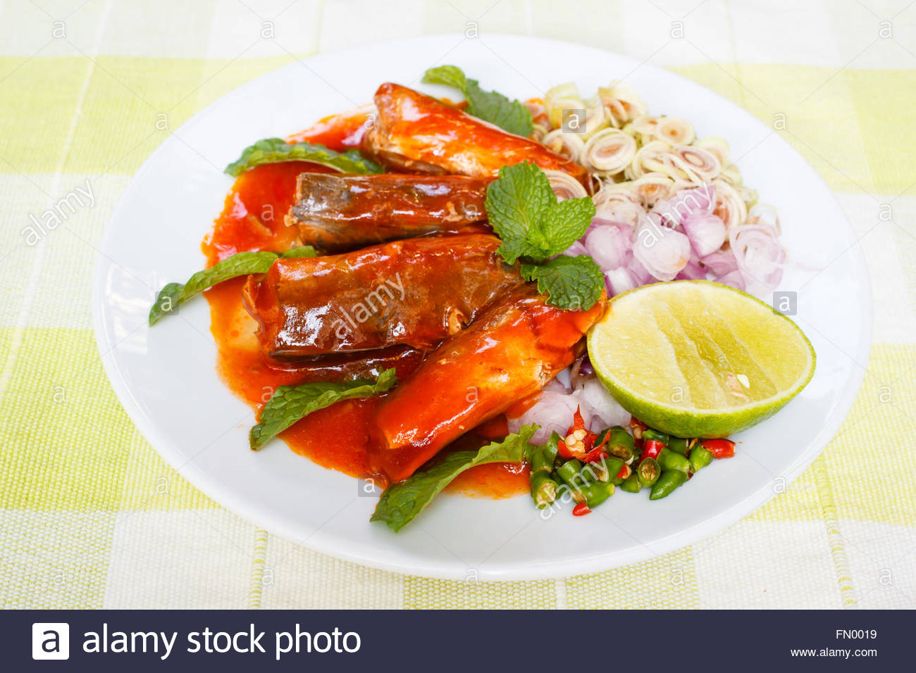 Cá Mòi Sốt Cà RUNGAROON Đóng Hộp Thái Lan