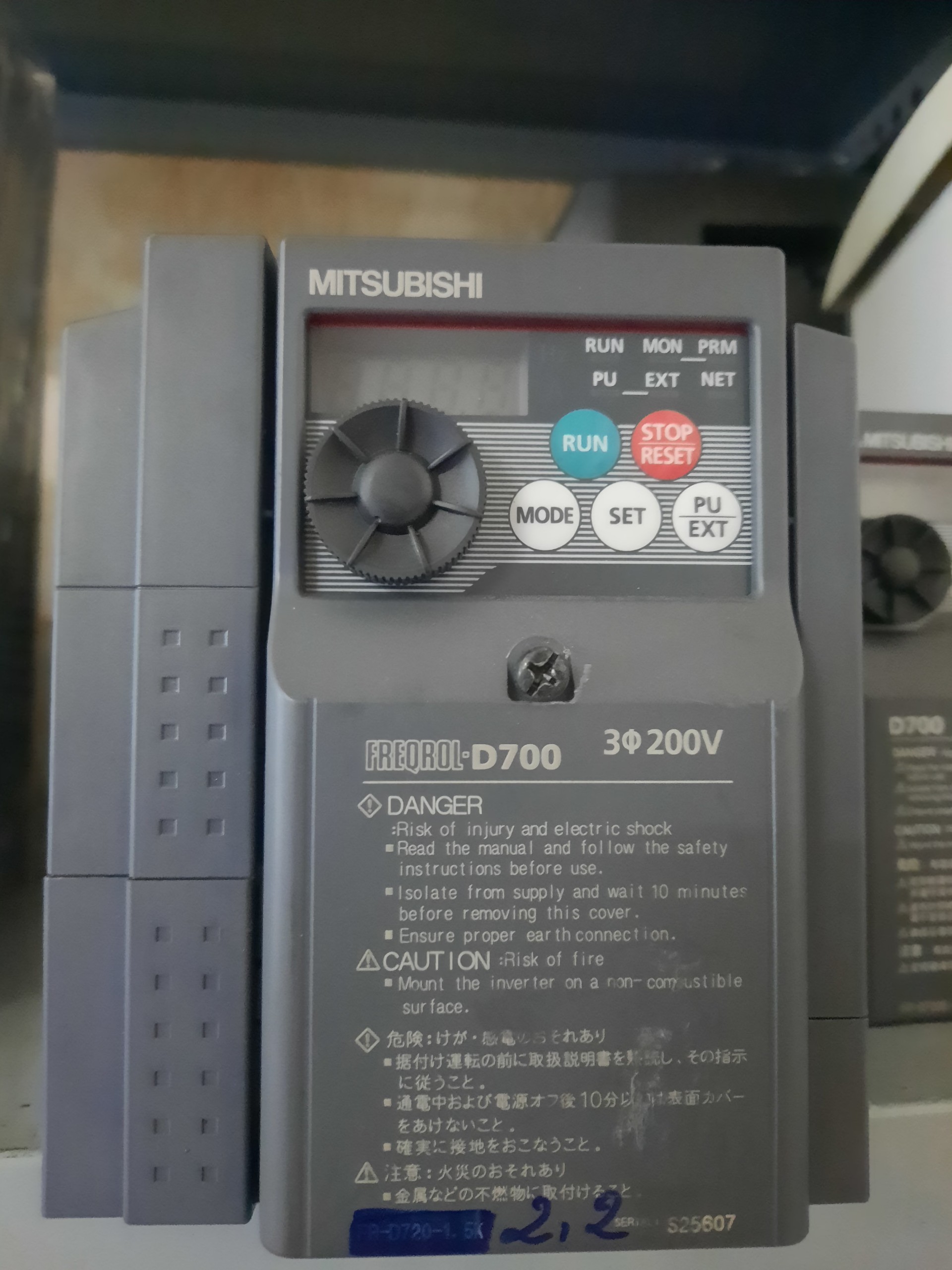 Biến tần Nhật 2,2kw 220v Tháo Máy