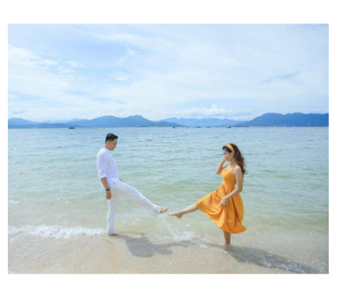 Đầm Maxi Dáng Xòe Vàng Hở Lưng Siêu Xinh