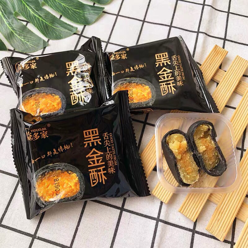 Bánh đậu đỏ trứng muối kim xa