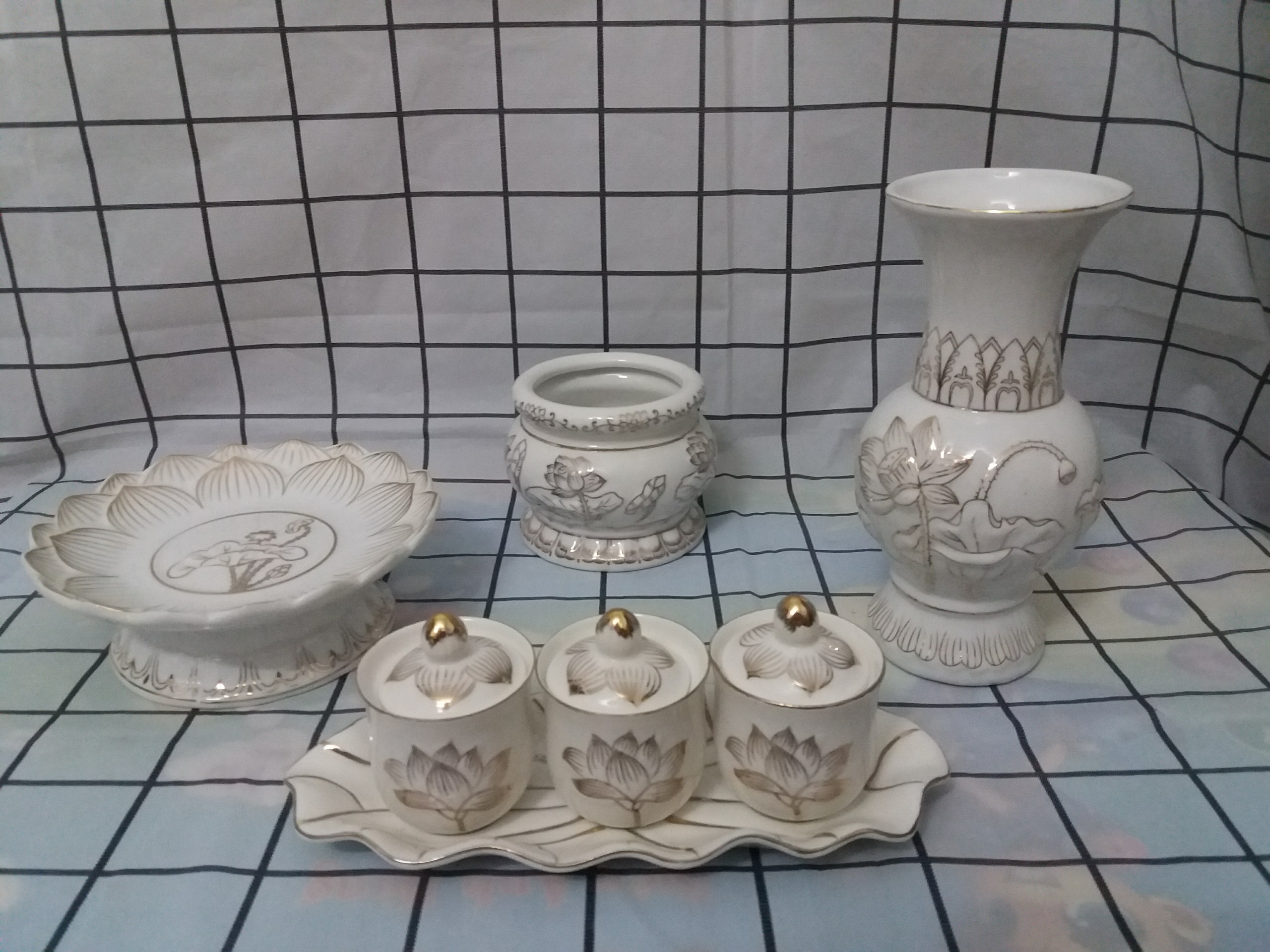 Combo thờ cúng bạch ngọc bộ trung (dĩa 17 cm, bình 20 cm, lư cao 10 cm, bộ 3 chung nước)