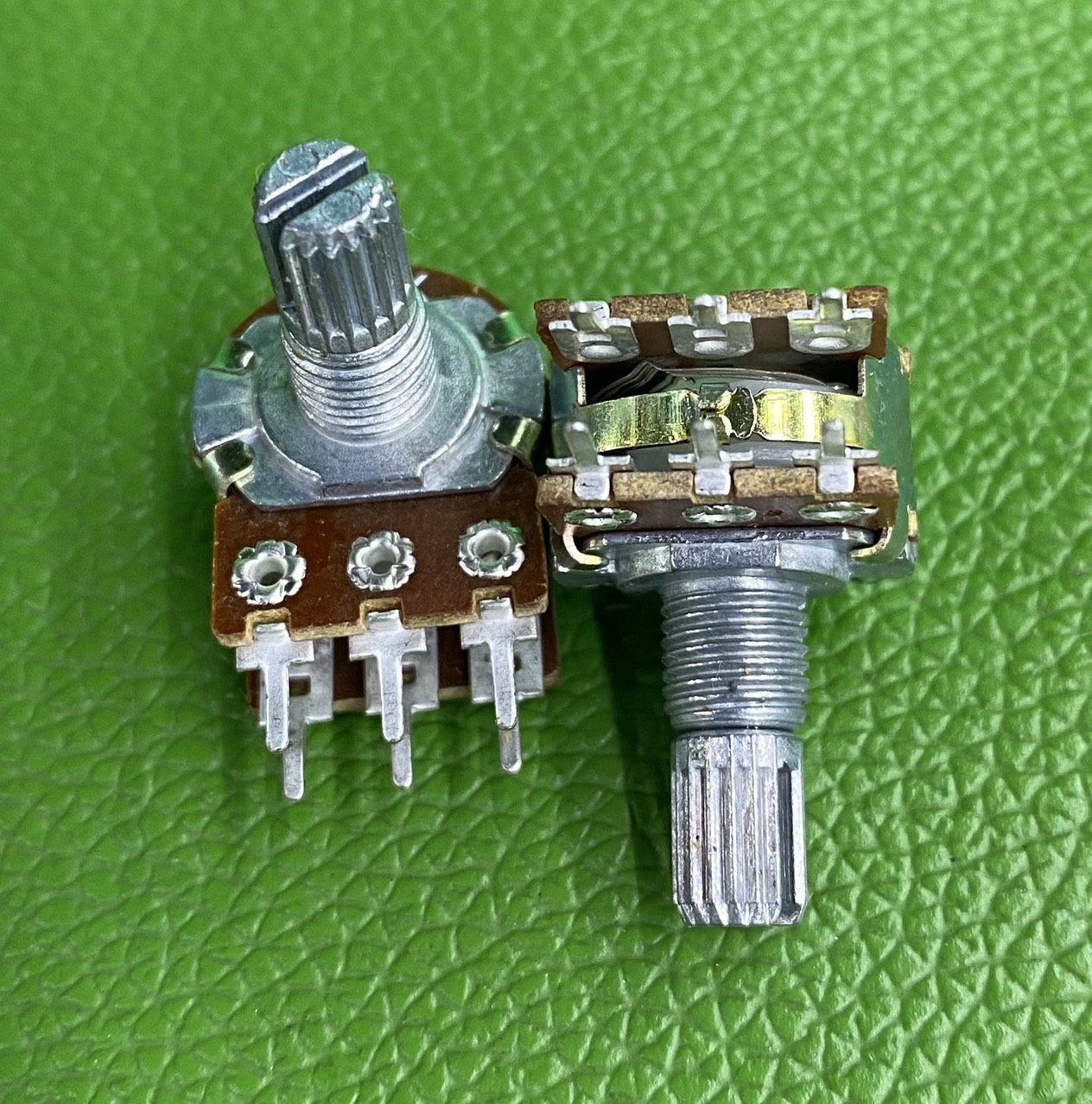 Combo 5 chiếc Biến trở Volum Nấc - khía, triết áp Đôi ( 6 Chân ) - inh kiện điện tử QUỲNH DIỄN