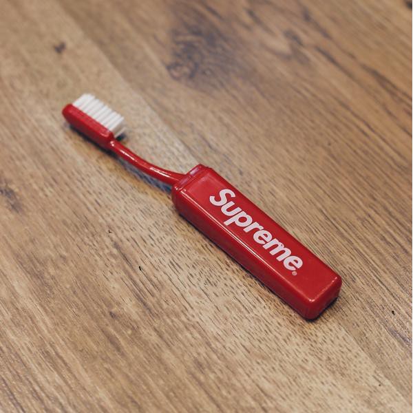 Bàn chải đánh răng Supreme