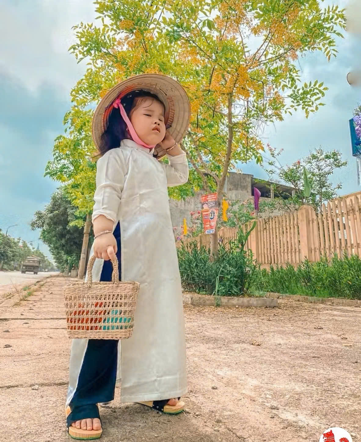 Áo Dài Trắng Cho Bé