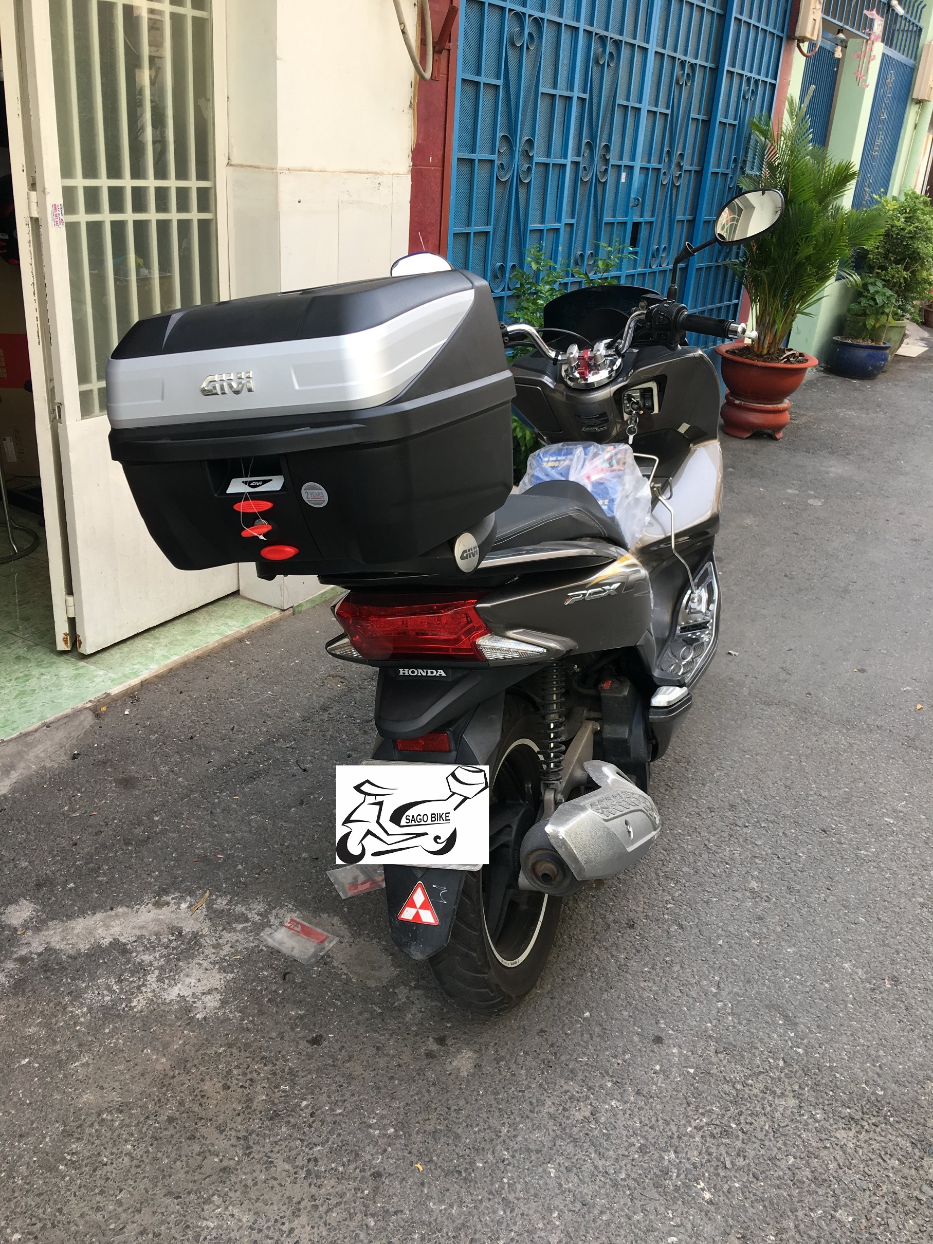Thùng xe PCX mẫu B32N bold, baga PCX, gối tựa lưng E88M, hàng Givi chính hãng, bảo hành 2 năm
