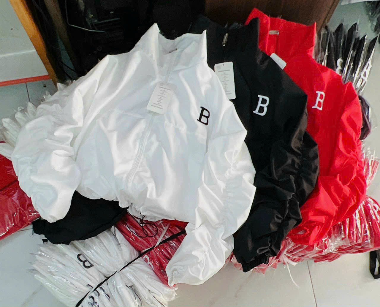 Áo khoác dù lửng Nữ kiểu croptop cánh dơi logo thêu B tay nhúm dây rút phao cực trend 777croptop1343 1343