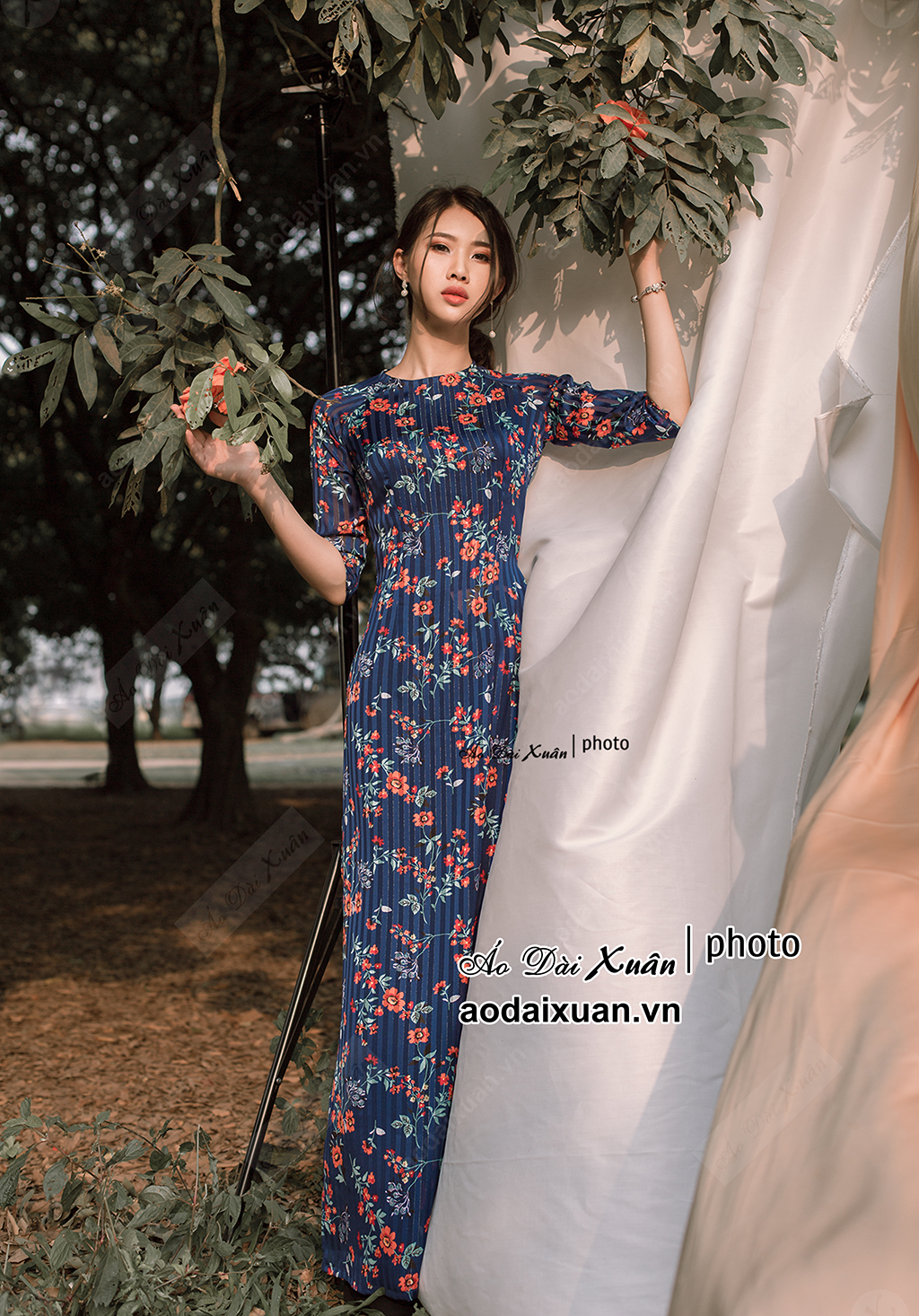 Áo dài xanh than hoa nhí cam đỏ tà A, kiểu cổ tròn 4 tà - 2 lớp, vải kẻ dọc giấu bụng rất tốt - 180406