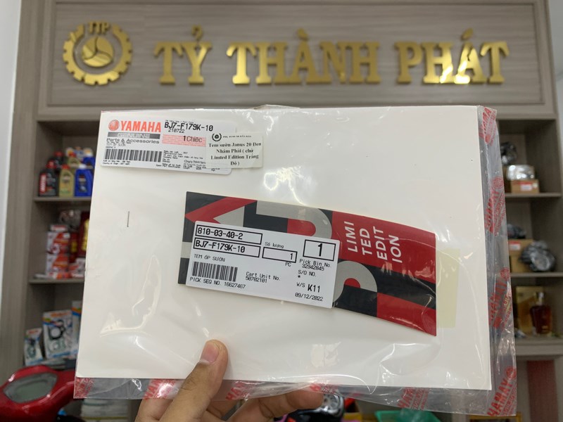 Tem sườn Janus 2020 Đen Nhám Phải ( chử Limted Edition Trắng Đỏ ) ( 1 Miếng ) BJ7F179K1000