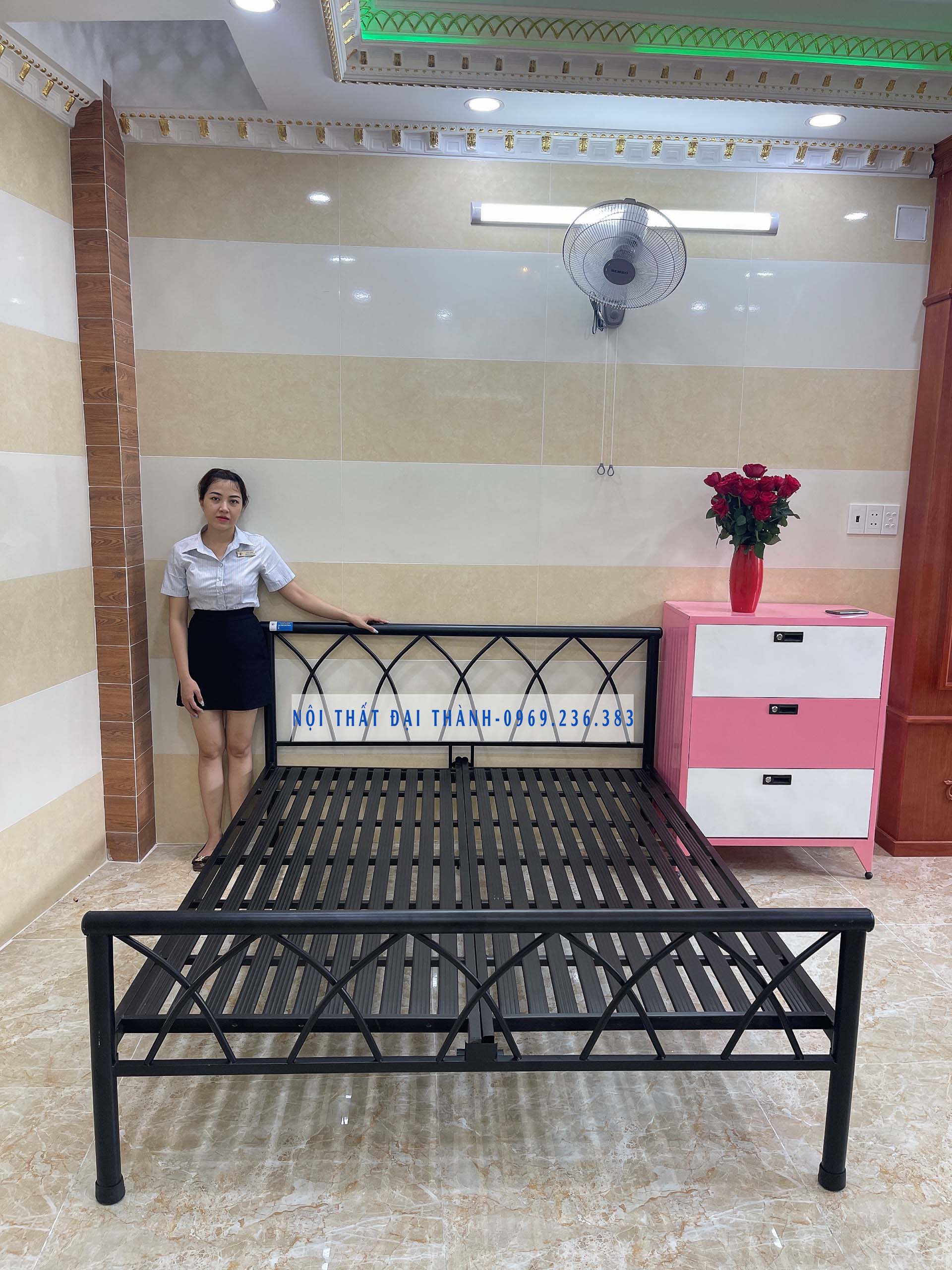 Giường sắt mẫu đan chéo đen kích thước 1m4 x dài 2m